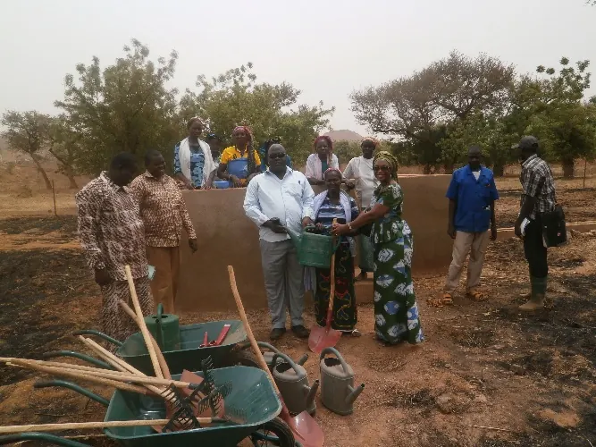Groupe autour d'un forage et d'un jardin